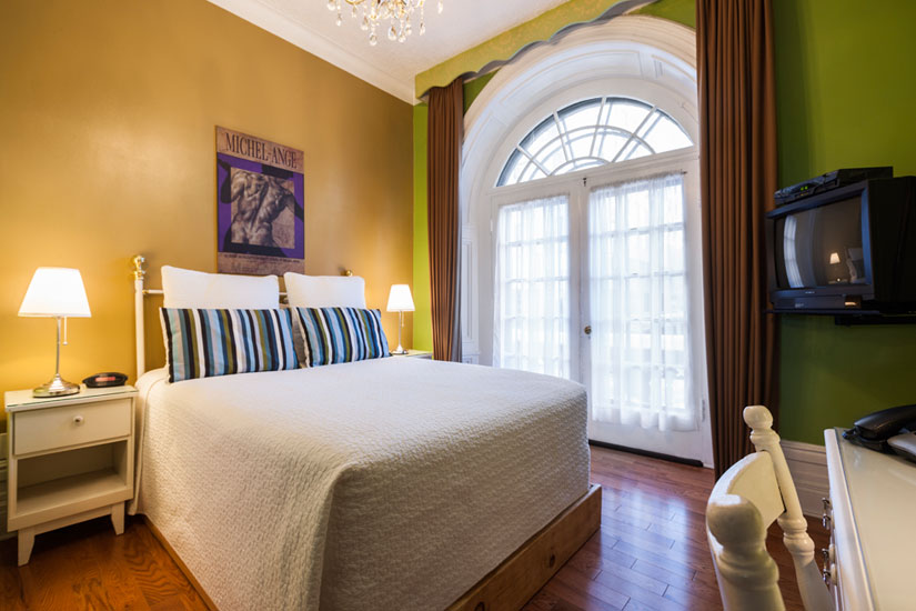 Chambre budget, lit double