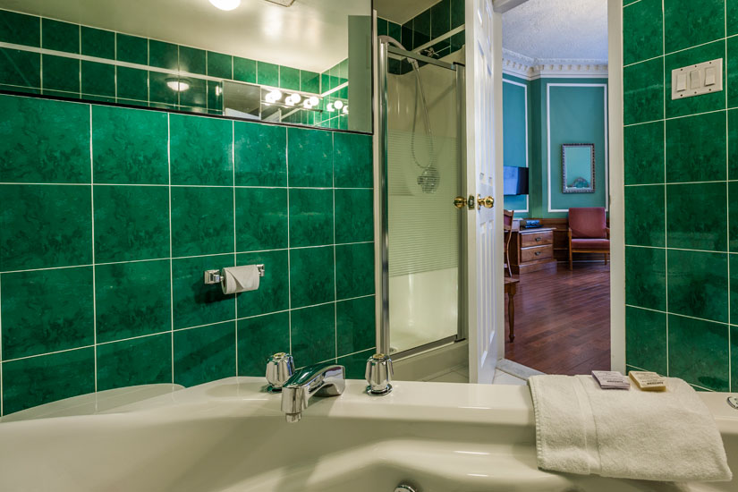 Chambre spacieuse, lit queen, bain tourbillon